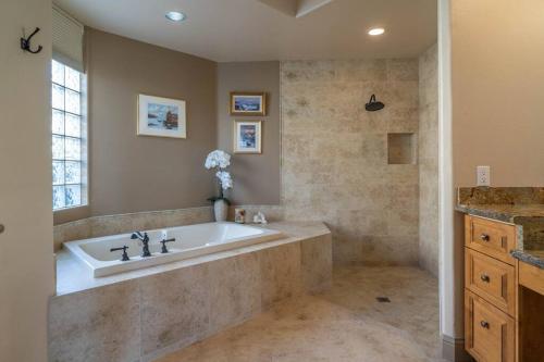 Desert Willow View Home with Pool on Golf Course in Palm Desert, USA