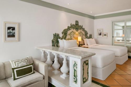 Grand Deluxe Twin Room with Balcony and Ocean View image 4