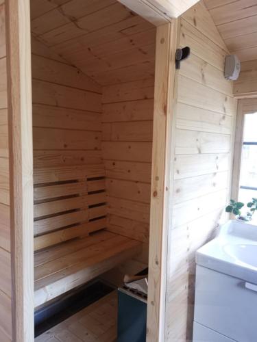 Timber cottages with jacuzzi and sauna near lake Vänern, Karlstad (foto 10)