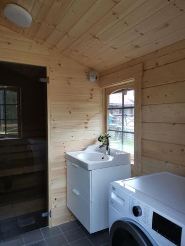 Timber cottages with jacuzzi and sauna near lake Vänern, Karlstad (foto 9)
