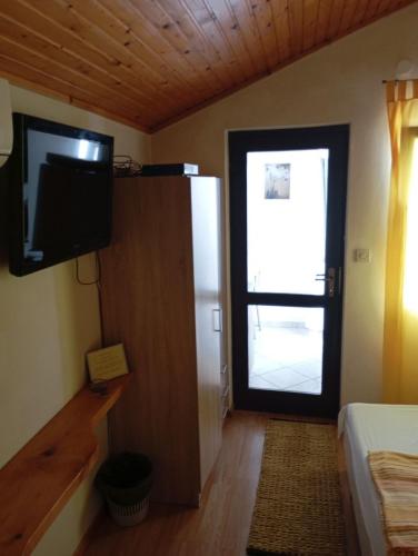 One-Bedroom Apartment with Terrace image 4