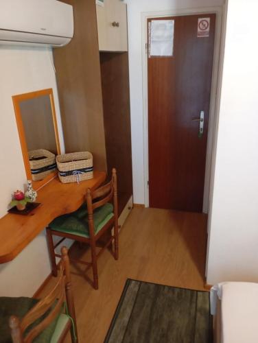 One-Bedroom Apartment with Sea View image 5