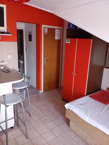 One-Bedroom apartment Standard image 3
