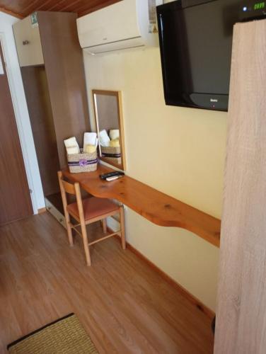 One-Bedroom Apartment with Terrace image 5