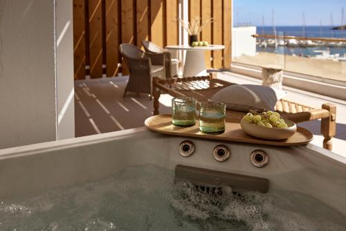 Karstais baseins, Kythnos Bay Hotel in Loutra (Kythnos)