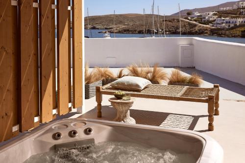 Karstais baseins, Kythnos Bay Hotel in Loutra (Kythnos)