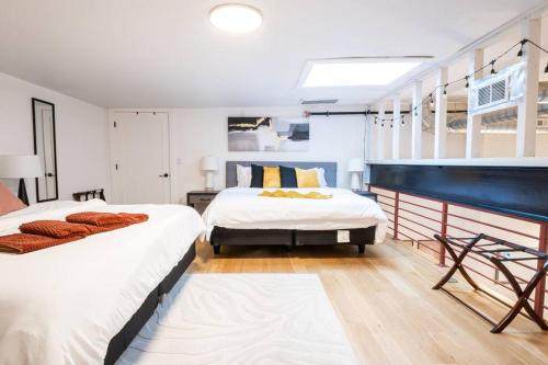 Classic! Loft King Bed ! Free Parking! 30 min NYC! in East Orange, USA