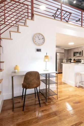 Classic! Loft King Bed ! Free Parking! 30 min NYC! in East Orange, USA