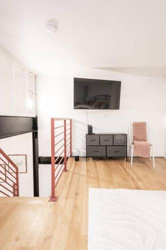 Classic! Loft King Bed ! Free Parking! 30 min NYC! in East Orange, USA