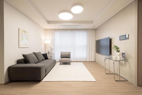 Stylish Modern Condo, 3 Bedrooms, 2 Bathrooms, 4 Air Conditioners, 65-inch TV, Laundry Machine & Dryer, Seul