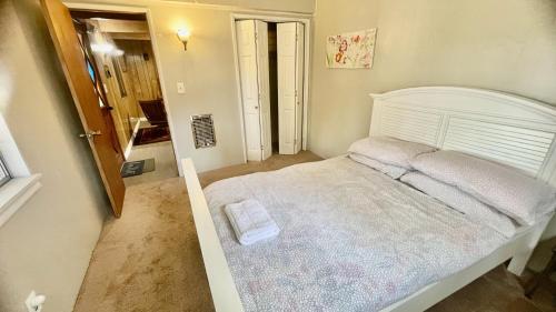 Sweet Cabin Home Getaway! in Big Bear City, USA