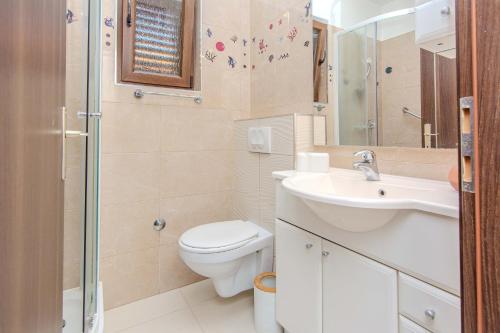Three-Bedroom Holiday Home  image 5