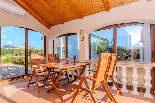 Three-Bedroom Holiday Home  image 2