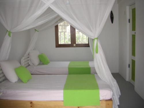 2 twin beds
