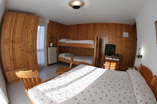 1 queen bed, 1 twin bed