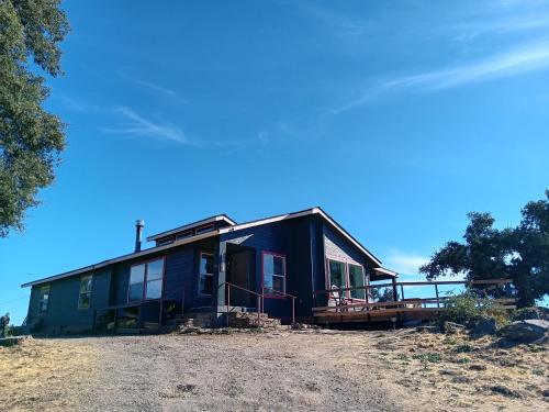 Quiet serene hilltop retreat,a cozy king-size bed in Julian, USA