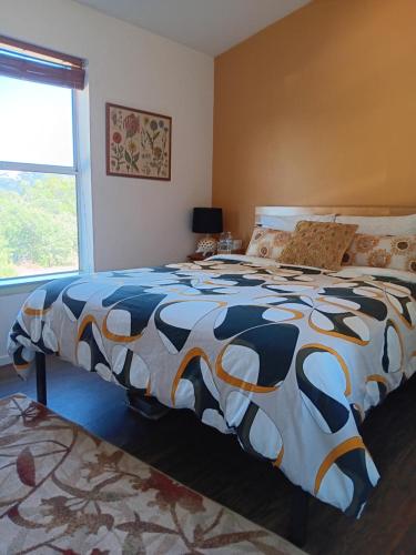 Quiet serene hilltop retreat,a cozy king-size bed in Julian, USA