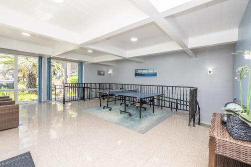 1 BR condo wgarden views resort pool and spa in Oceanside, USA