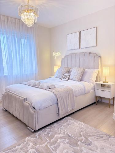 Luxury 2 bedroom Leeds City Apartment with Free parking & Jacuzzi bath