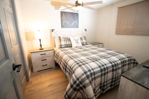 ML245 Skiers Paradise Family Friendly EZ Gated Parking Near Village in Snowshoe, USA
