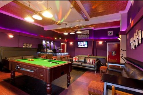 City Centre - also ideal for Contractors - Your own 7 Bedrooms Apartment with 7 Double Beds and Games Room with Pool Table on Huntingdon Street - opposite Victoria Centre Shopping Centre - Full Kitchen - Parking Cars and and Vans at five pounds a Day -