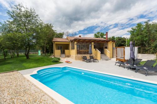 Villa Savey - heated pool – khách sạn tại Debeljuhi
