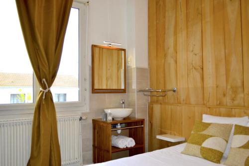 Standard Double Room with Shared Bathroom image 7