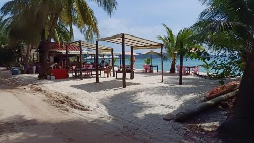 Ресторан, Paradiso Ocean front Bungalows in Кох Ронг