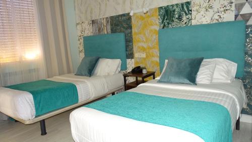 Standard Twin Room image 1