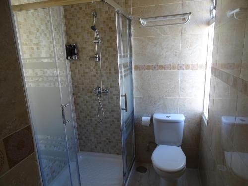 Standard Twin Room image 3