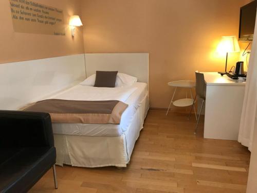 Single Room image 10