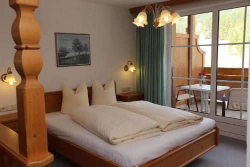 1 king bed, 1 sofa bed