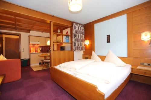 1 queen bed, 1 sofa bed