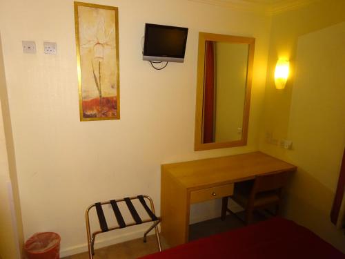 Americana Hotel - image 7