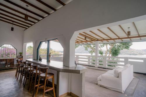 Hanthanapitiya Walawwa - The Lakeview Bunglow