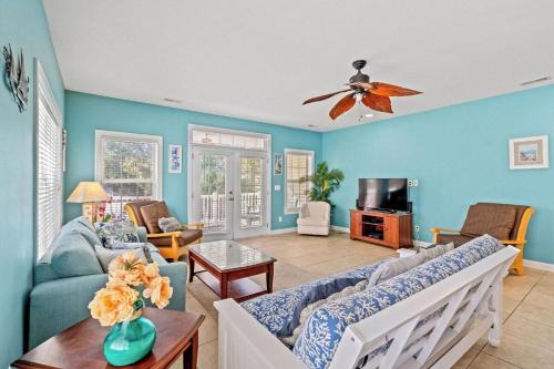 Oversized 5 Bedroom Beach Home with Private Pool! Sleeps 22 Guests! Ocean Breeze Cottage 705 Unit 1 in Myrtle Beach, USA