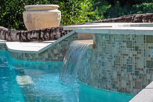 Sunny Luxury Villa w POOL near Downtown in Parkland, USA