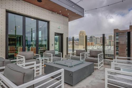 Rooftop Pool Hot Tub King Bed DT SLC Parking