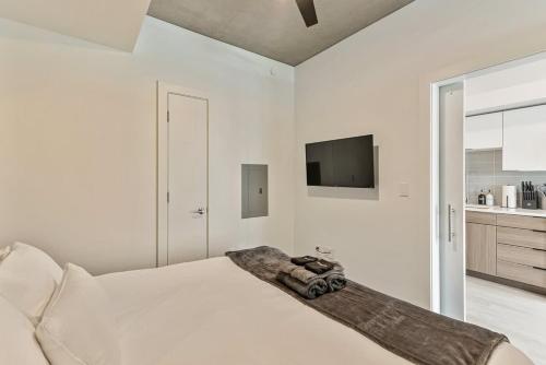 LUX DT APT Hot TubPool King Bed Parking Lot LUX DT APT Hot TubPool King Bed Parking Lot
