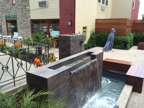 Chestnut Hill Hotel - 주변 환경