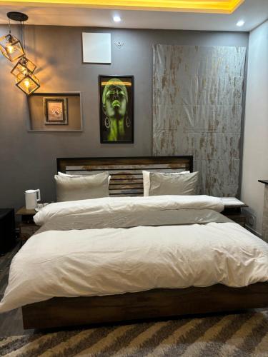 1 queen bed, 1 double bed