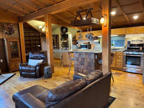 Abandoned Rail Cabin -19 miles to Breckenridge! Hot Tub! in Fairplay, USA