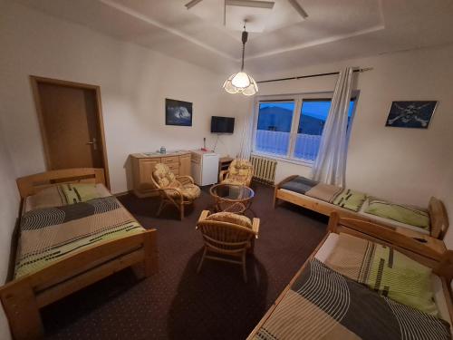 3 twin beds