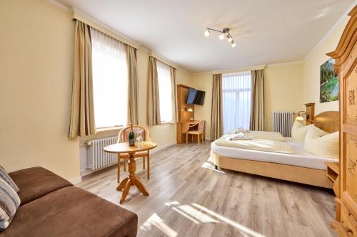 โรงแรมเฟียร์ ยาเรสไซเทิน (Hotel Vier Jahreszeiten) in การ์มิสช์ ปาร์เทนเคียร์เชน ซิตี้ เซ็นเตอร์