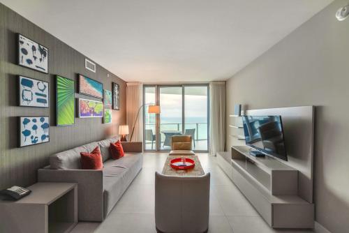 Wake Up at Condo w the Sea Sounds Close You! in Hollywood, USA