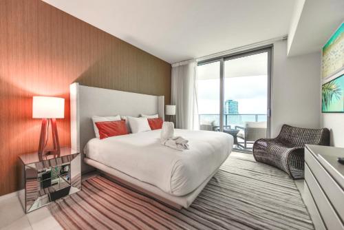 Wake Up at Condo w the Sea Sounds Close You! in Hollywood, USA