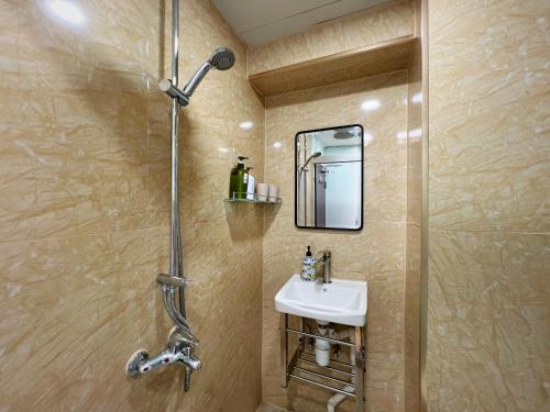 room detail thumbnail 2