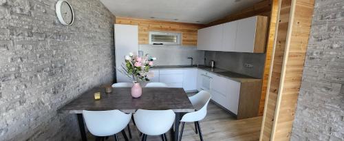 virtuve, v-point apartmán (v-point apartman) in Zavažna Poruba