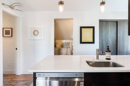 Sit Fireside in a Hip Guesthouse with a Balcony in Denver, USA