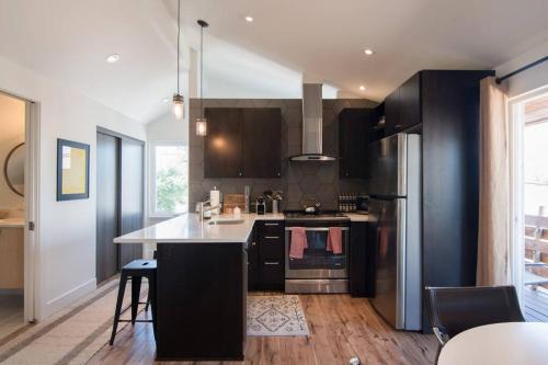 Sit Fireside in a Hip Guesthouse with a Balcony in Denver, USA